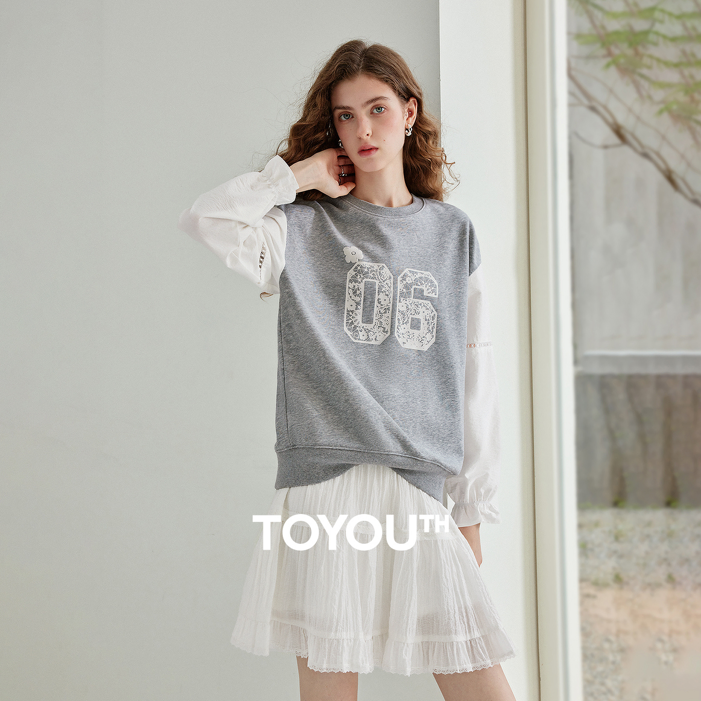 TOYOUTH Damen Fake Two-Piece Sweatshirt 2026 Herbst Neuheit Preppy Sportlicher Digitaldruck Farbblock-Splicing-Oberteil
