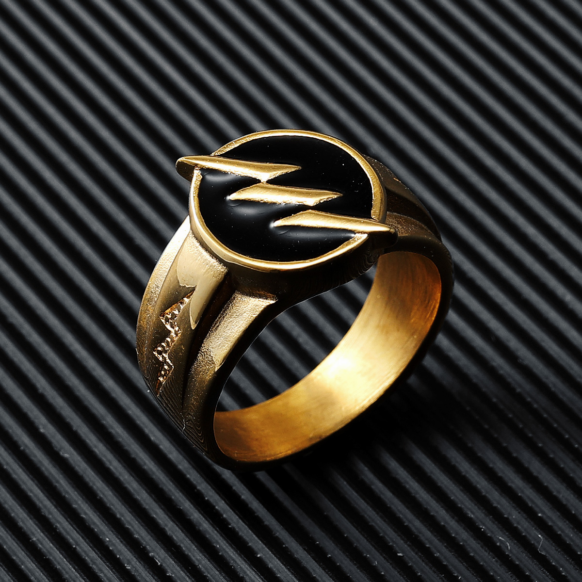 Anillos dorados con relámpago para hombre, anillo de acero inoxidable 316L, Hip Hop, chapado en oro, clásico para amigo, pareja, joyería, el mejor regalo al por mayor