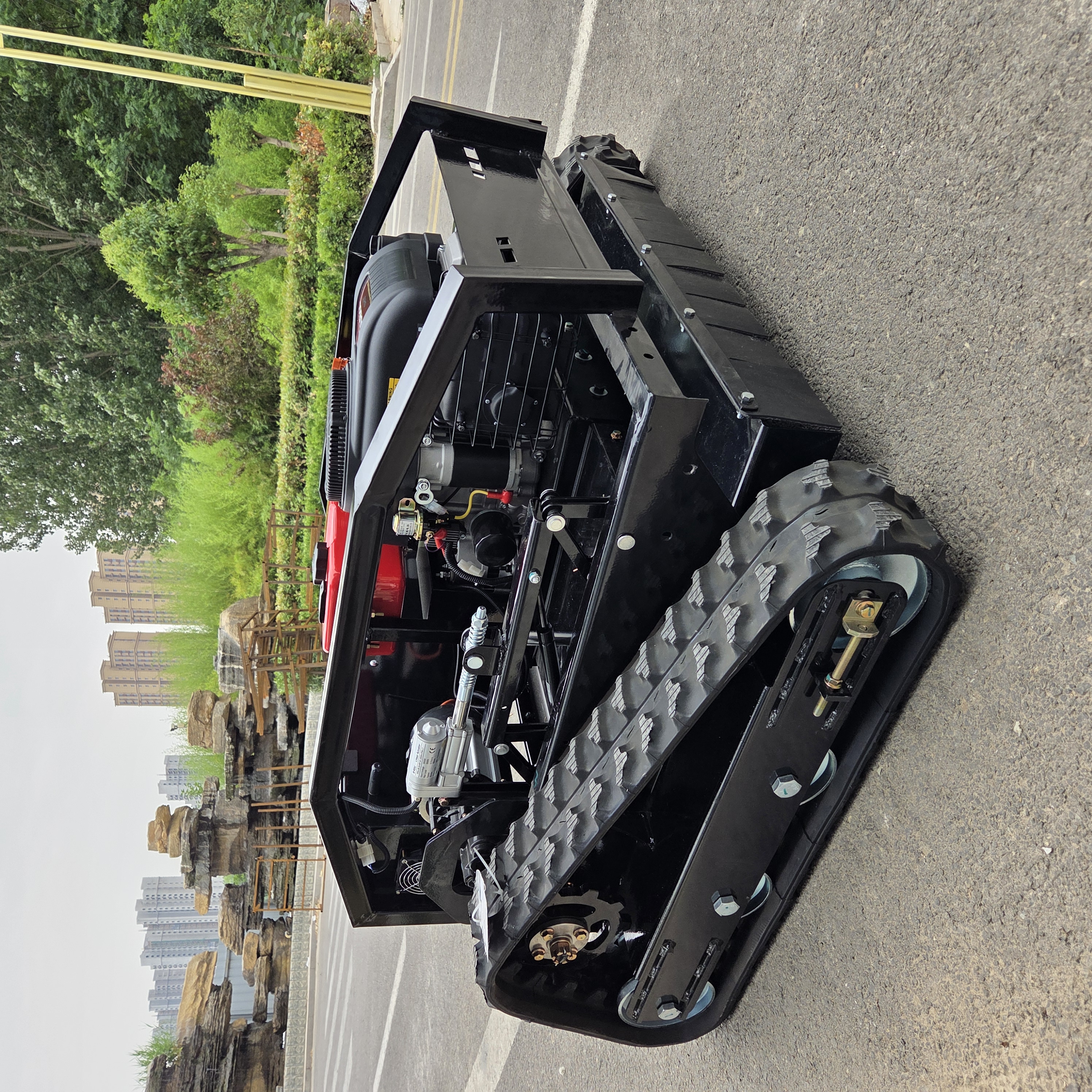 1000mm cutting width 4000㎡/h High efficiency working Self-generating system Long-lasting mobility Flexible smart lawn mower