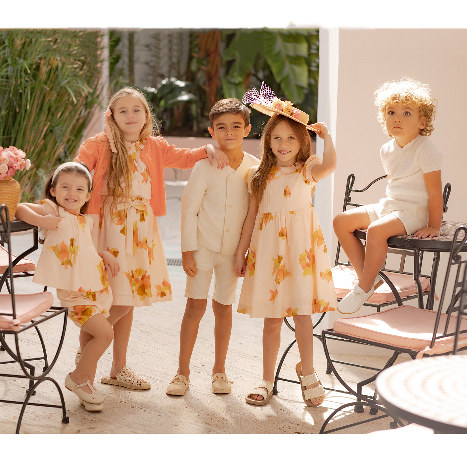 Coleção AP Spanish Sunset SS26 Vestido com Mangas Bufantes para Meninas, Suéter Bordado, Blazer com Decote em V para Meninos, Conjunto Familiar Irmãos e Irmãs
