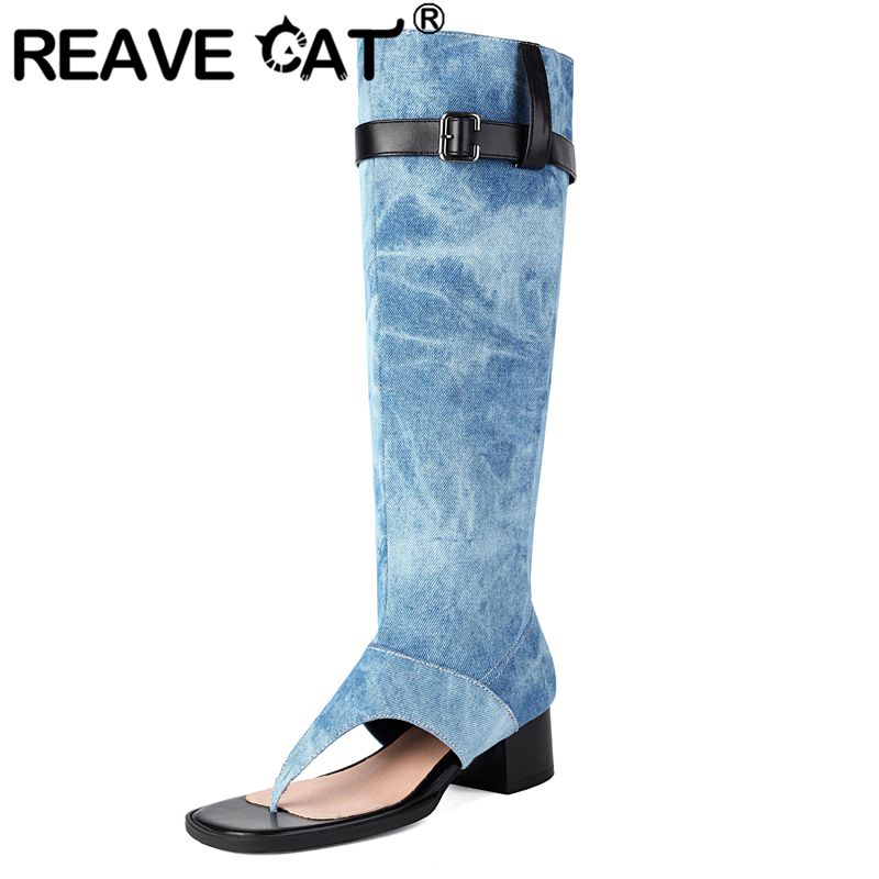 REAVE CAT Mode Weibliche Sandalen Clip Toe Block Heels 4 cm Slip On Gürtel Schnalle Große Größe 45 46 47 48 mittlere Wade Tägliche Straße Schuhe