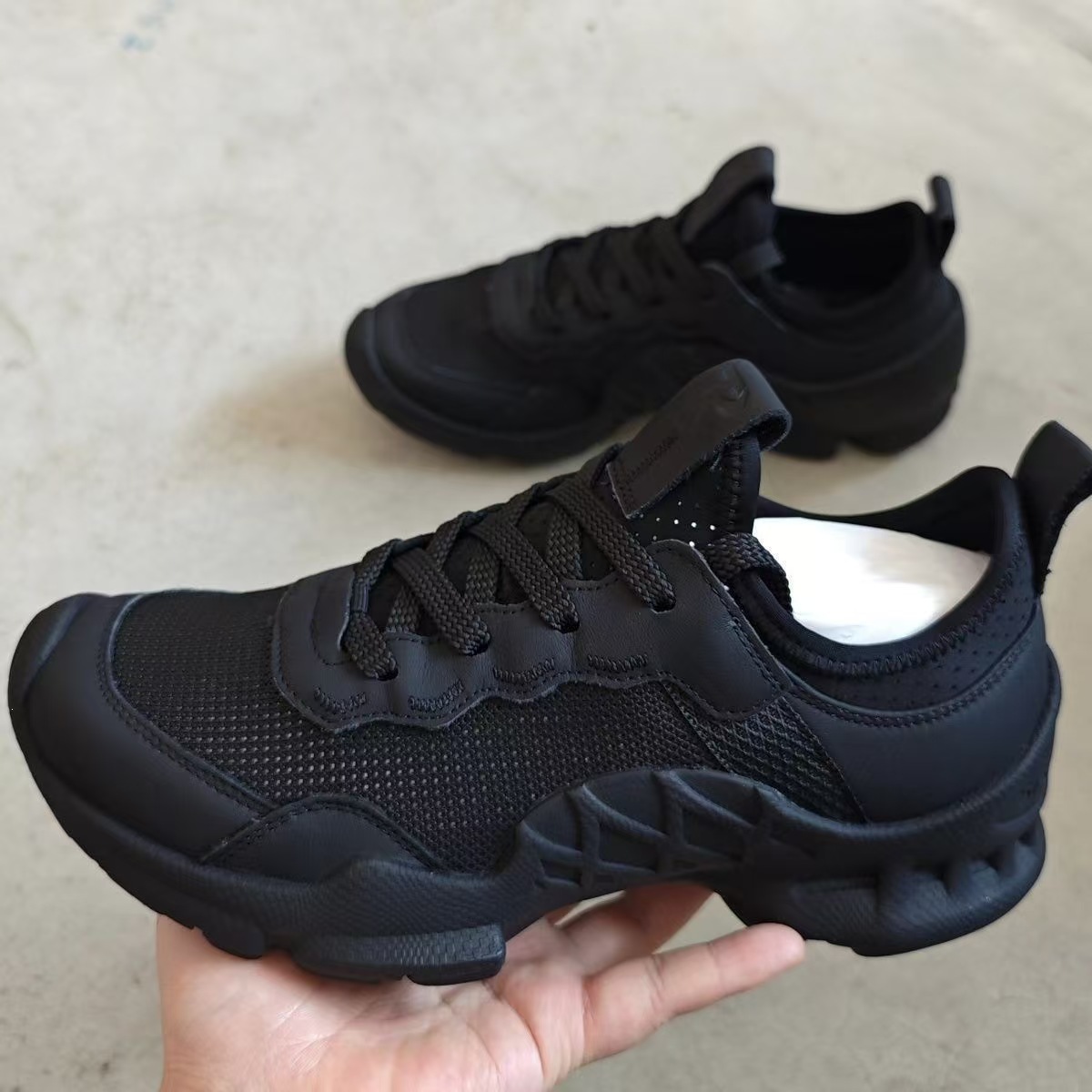Chaussures de sport décontractées d'été 2026 pour hommes, noires, respirantes, en maille, légères, confortables et amortissantes pour la marche en extérieur