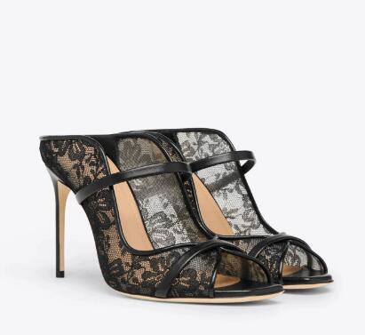 Sepatu hak tinggi model mules wanita musim panas, berbahan renda hitam motif bunga, ujung terbuka, tali sempit, hak tipis, model slip on, sandal modern.