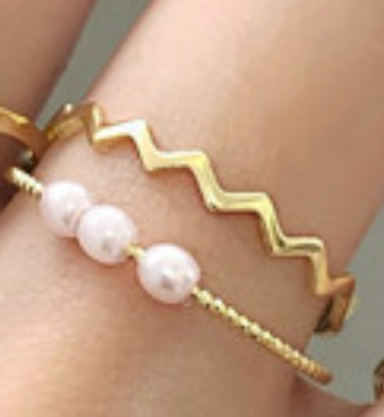 Un nuevo anillo de moda simple y versátil.