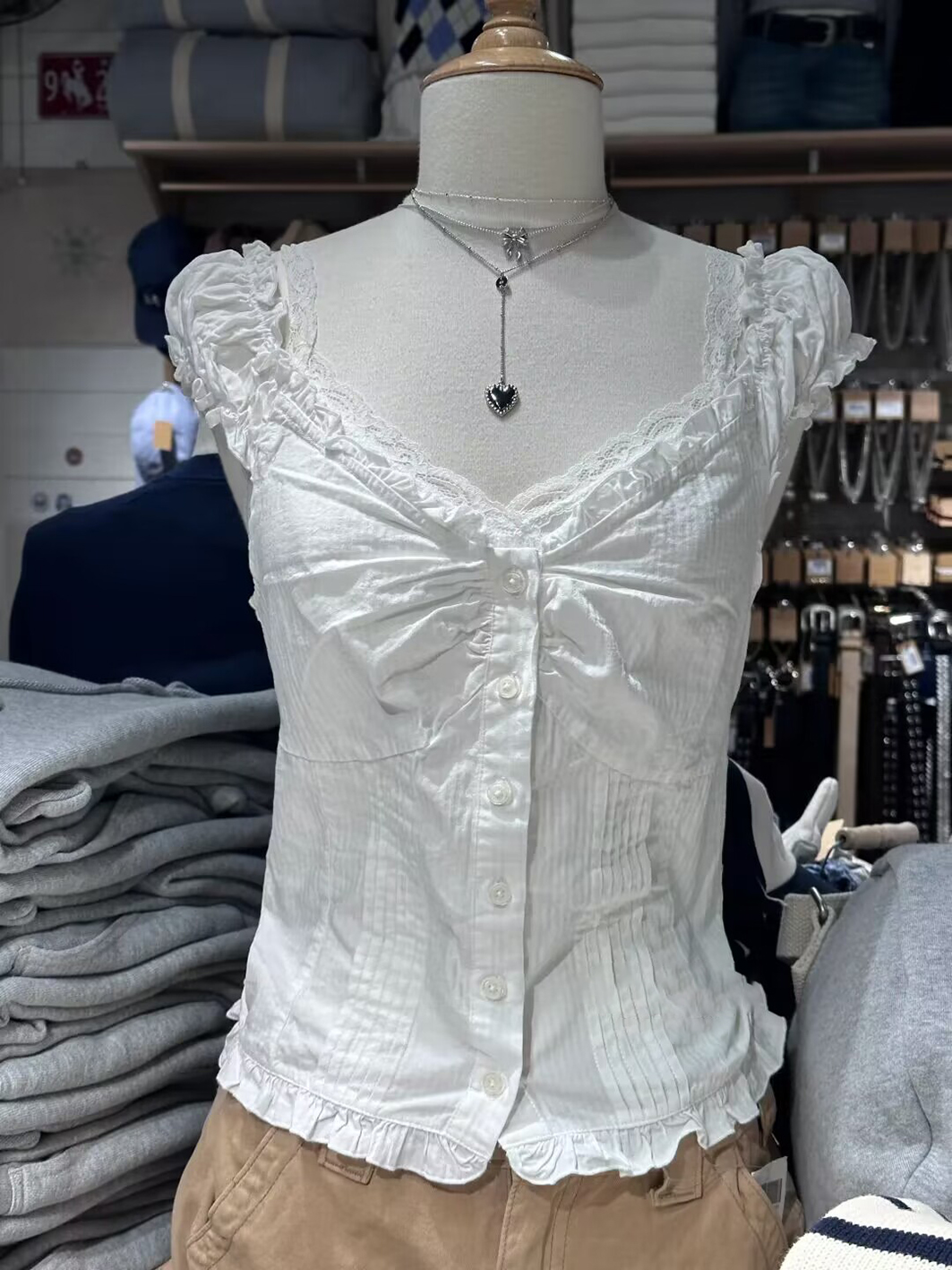 Falbany biały smukły krótki tank Top kobiety Sexy z dekoltem w szpic bawełniana bufiaste rękawy bluzka solidna słodka dziewczyna letnia koszulka kobiet