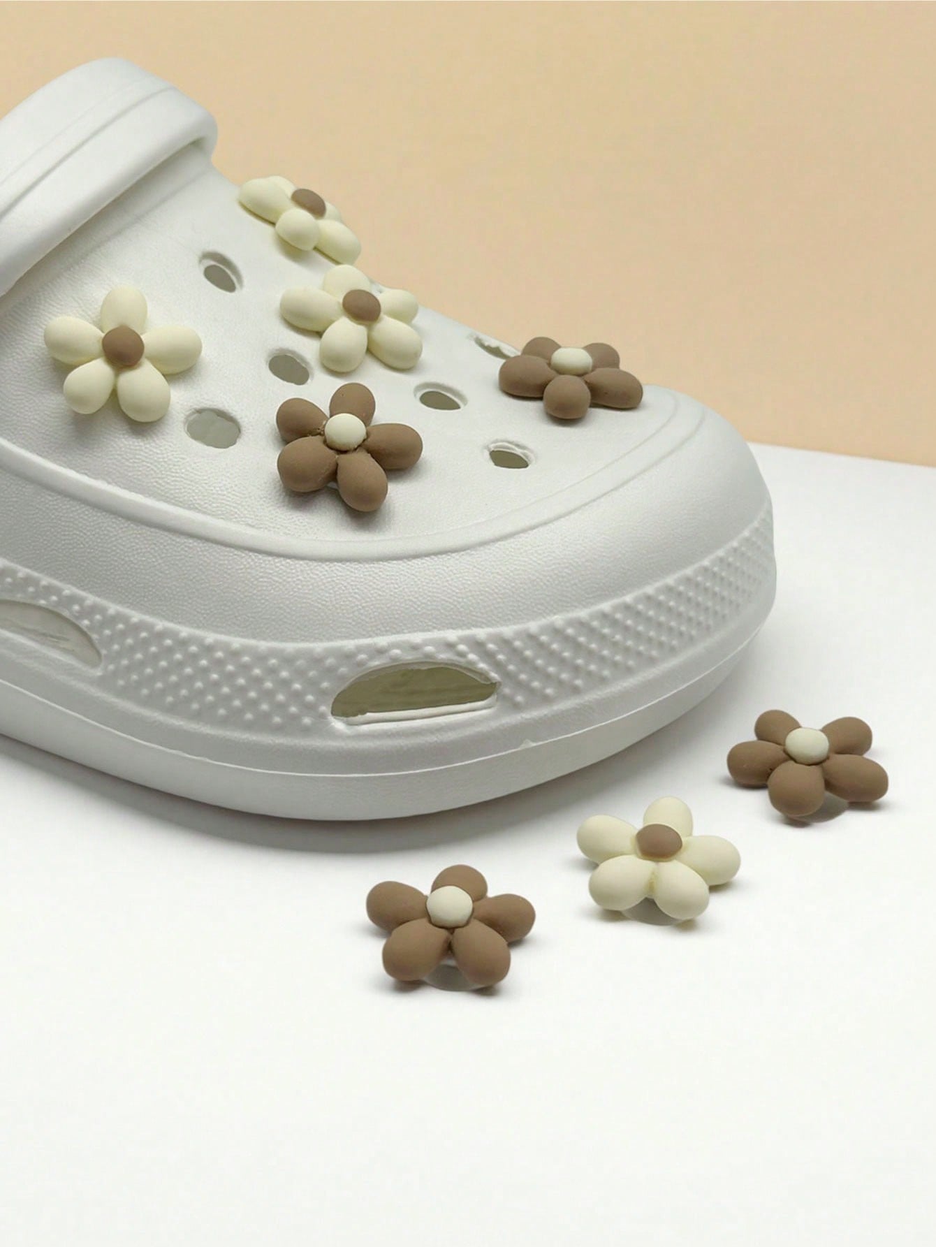 8 peças de decorações de sapatos com design de flores, acessórios de flores bege e café, adequados para tamancos ocos, sapatos de jardim, presentes de feriado DIY