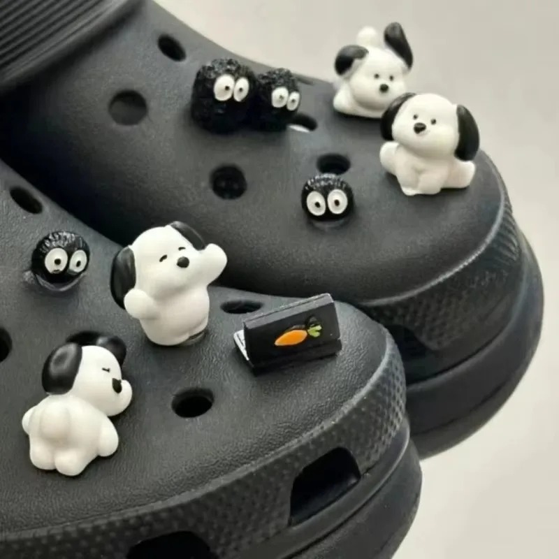 Oferta Imperdível: Conjunto de Berloques 3D Estereoscópicos Pochacco para Sapatos – Decorações Fofas de Desenho Animado com Bola de Pelúcia para Crocs e Sandálias – Presente para Meninos e Meninas