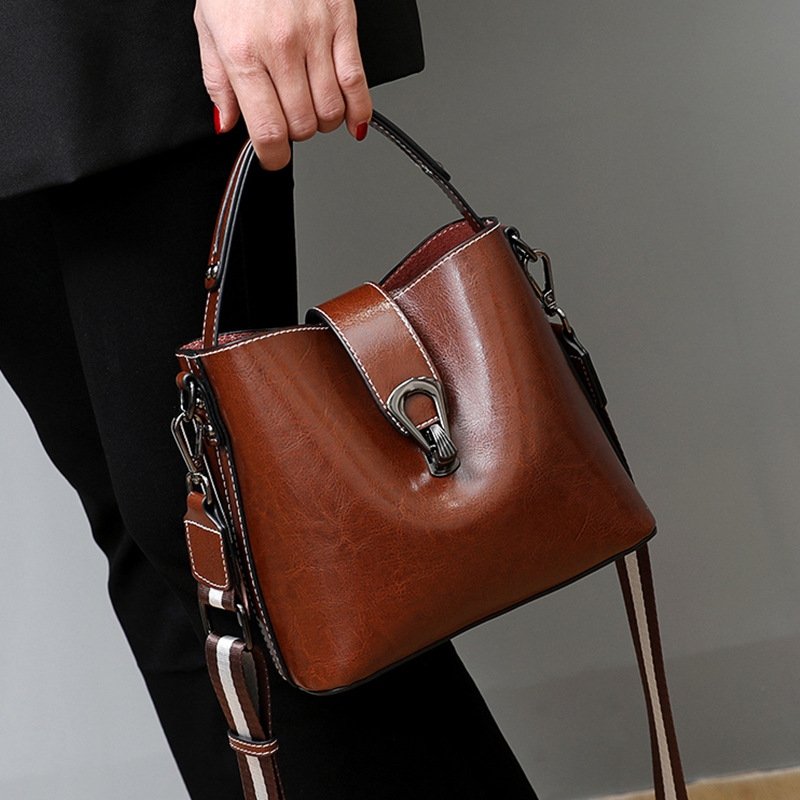 Echte oliewas lederen damesemmertas Casual en eenvoudige handtas Grote capaciteit Dames koeienhuid Modieuze crossbody draagtas