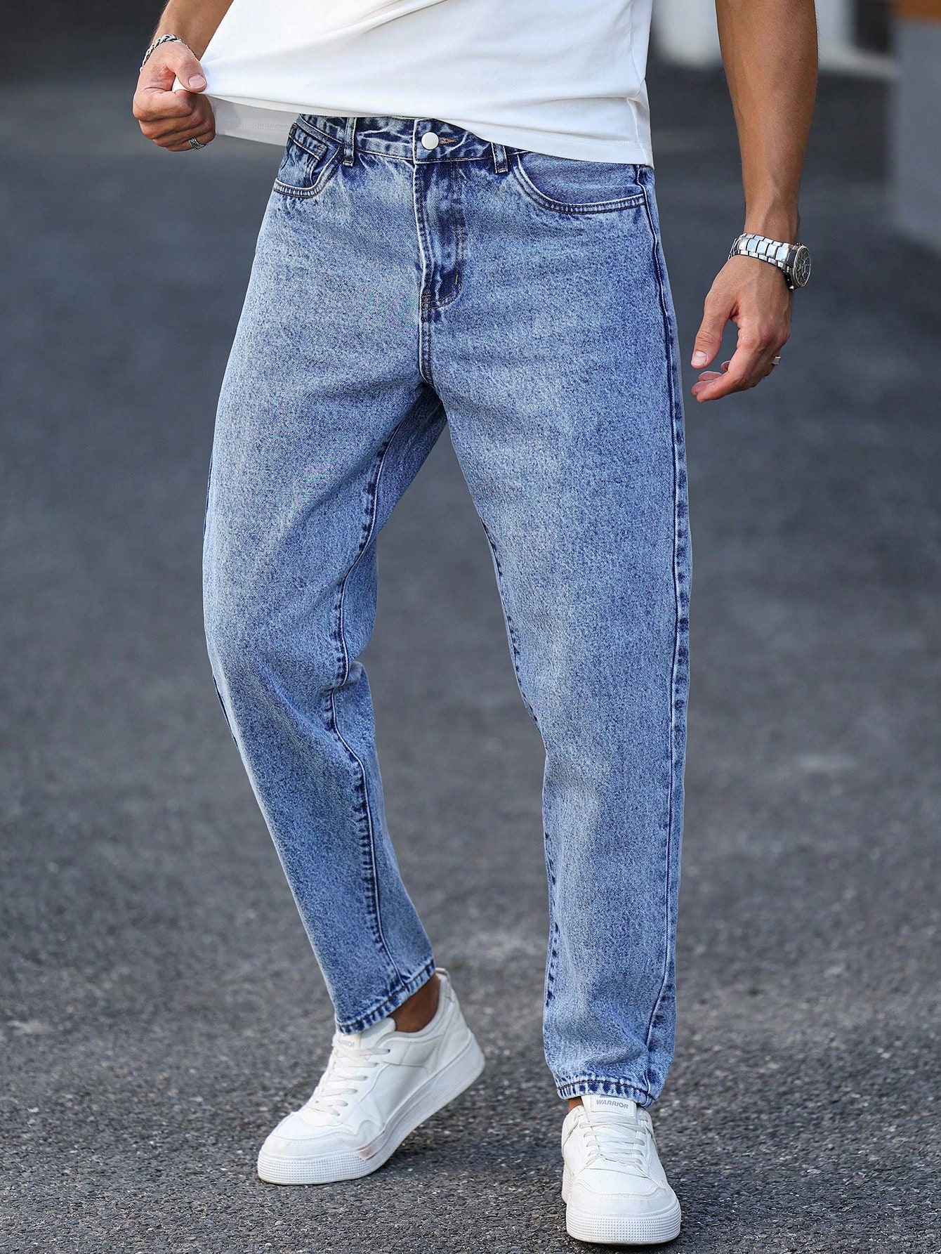 As calças jeans lavadas azul claro masculinas são simples, casuais e elegantes, justas para mostrar pernas longas e versáteis.