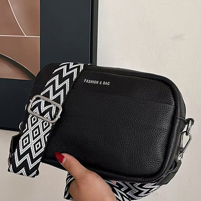 Elegancka torba crossbody na aparat ze sztucznej skóry z regulowanym paskiem z literami, lekka, idealna do codziennych dojazdów, stylowa i funkcjonalna.