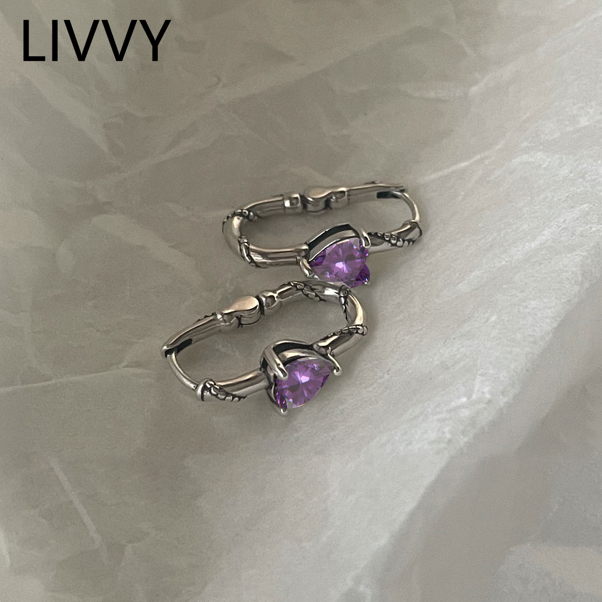 Il colore argento impedisce l'allergia orecchini a cerchio a torsione semplice Vintage per le donne moda regalo di cristallo viola con zirconi a cuore in cristallo viola