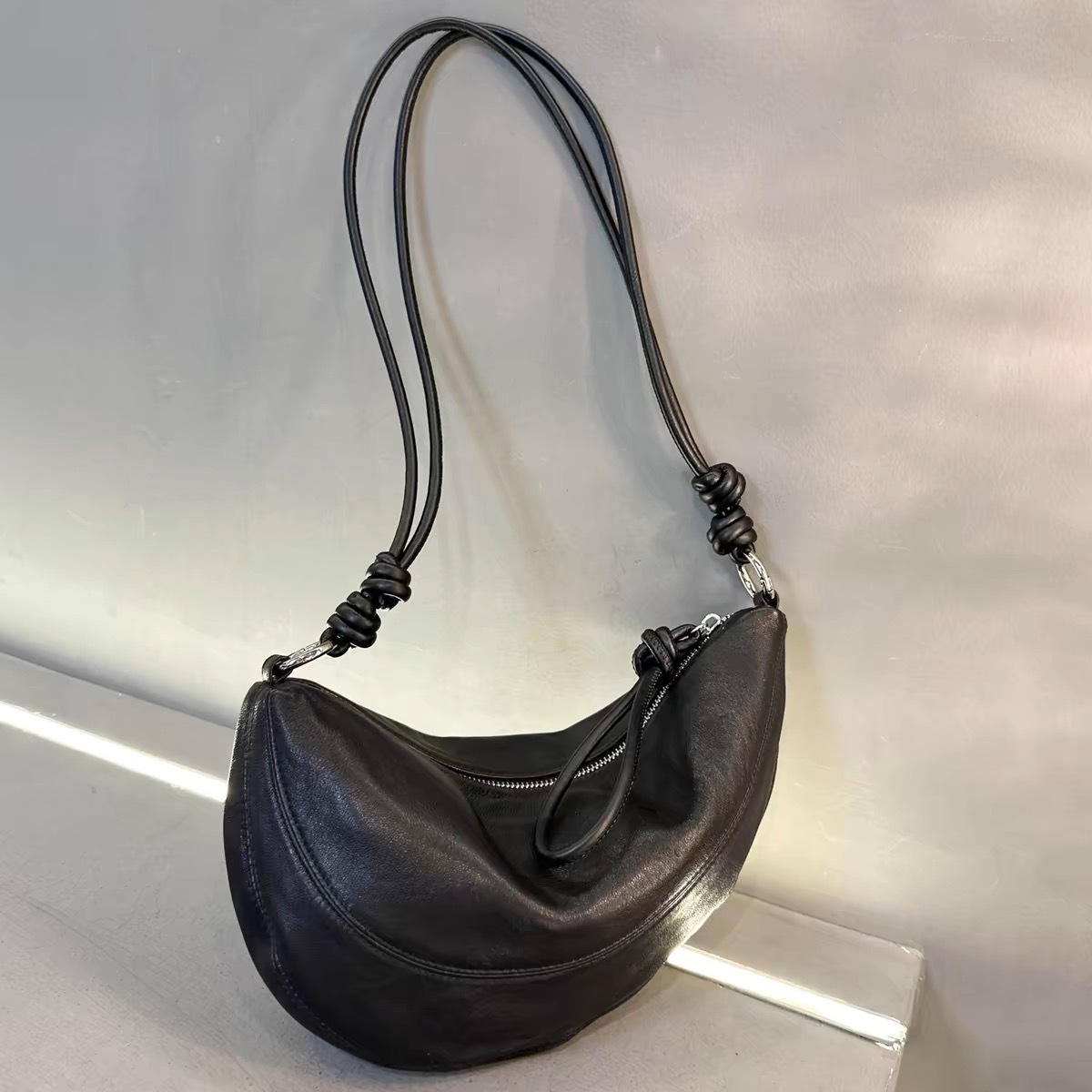 Tas selempang bulan sabit kecil berbahan kulit PU lembut, tas ketiak, tas wanita, tas selempang multifungsi santai kelas atas