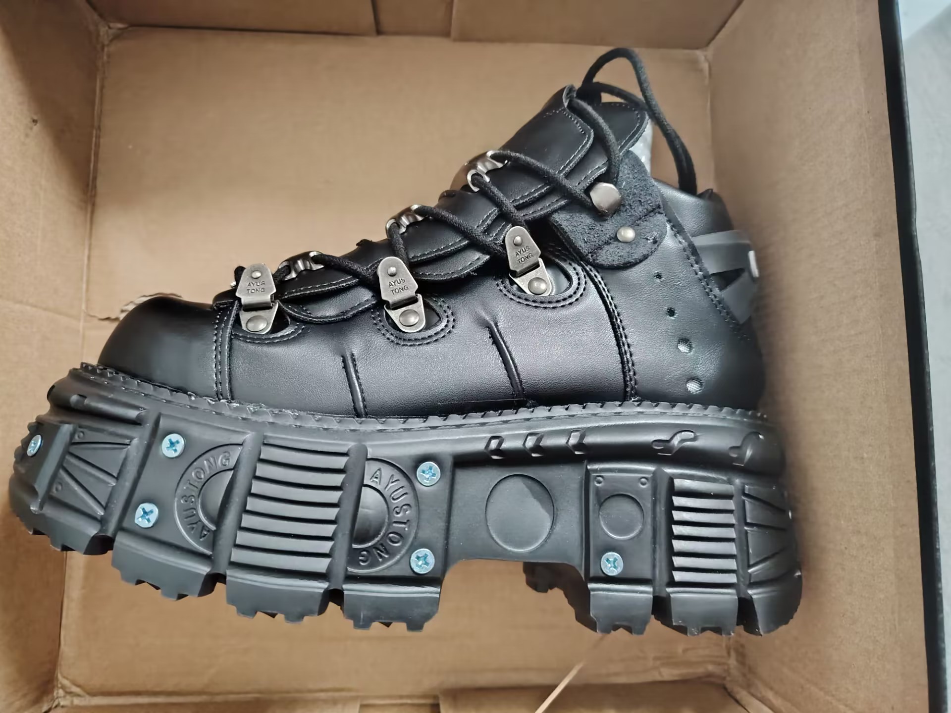 2025 Nuevos zapatos negros para papá, botas góticas Punk con personalidad de Heavy Metal para mujer con plataforma de 8cm para hombre