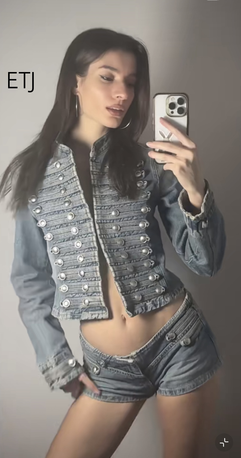 Jaqueta Jeans Feminina Estilo Napoleão ETJ 2026 Vintage Militar com Abotoamento Duplo e Botões Prateados, Corte Slim, Casaco de Outono