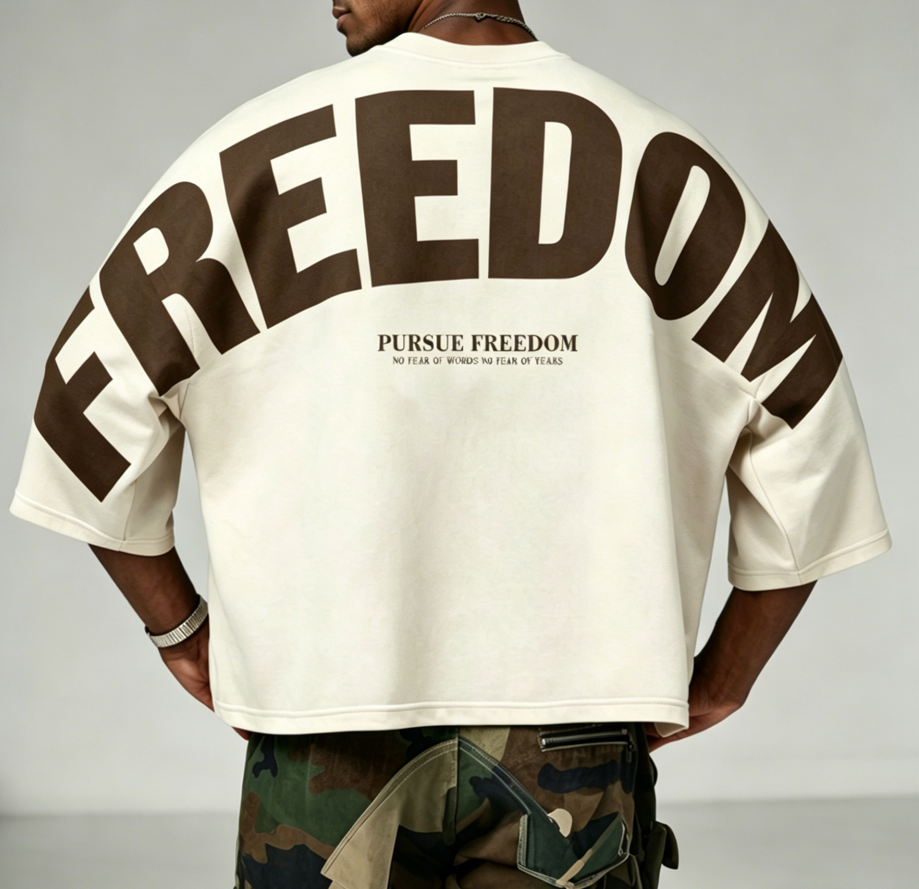 T-shirt estiva da uomo con stampa "FREEDOM", maglietta con grafica digitale in stile hip-hop