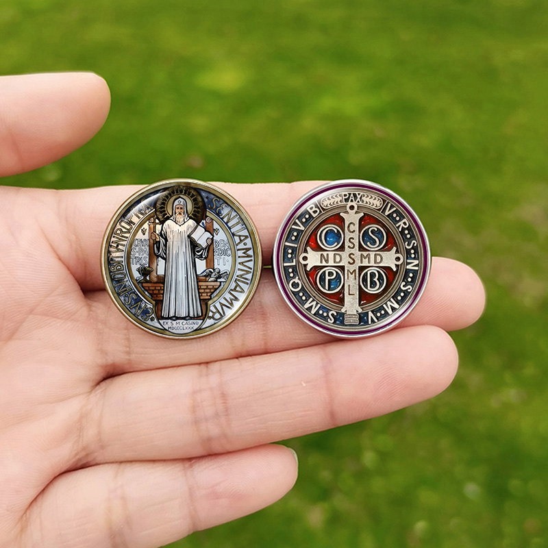 Broche et épingles religieux Saint benoît pour hommes et femmes, motif de croix catholique, Cabochon en verre, sac à dos, Badges de chemise
