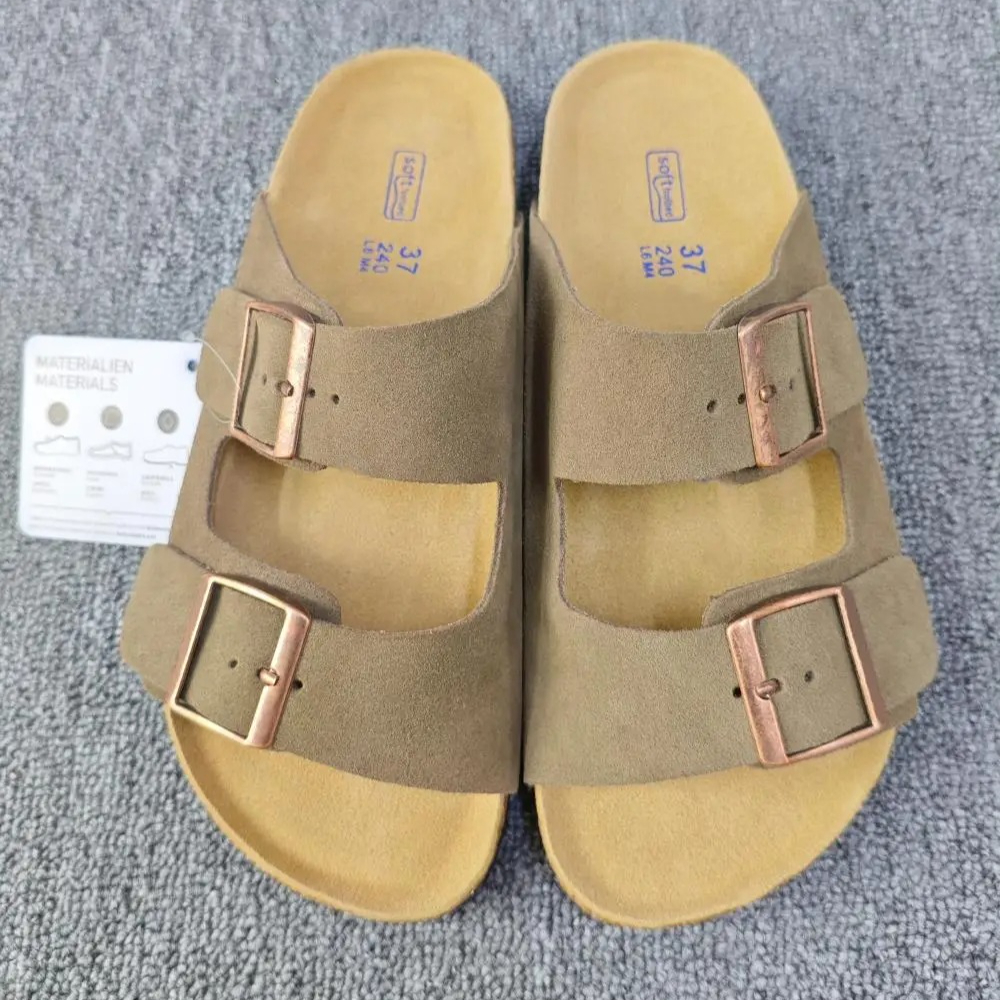 Nieuwe zomer bestsellers: retro-stijl slippers met dubbele knopen en platte zool, perfect voor op het strand.