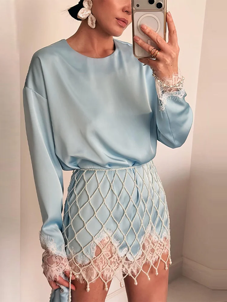 Modevolle effen satijnen parel mesh tweedelige set, trendy top met lange mouwen en kantbies, mini rok met franjes, dames feest- en bruidsoutfit