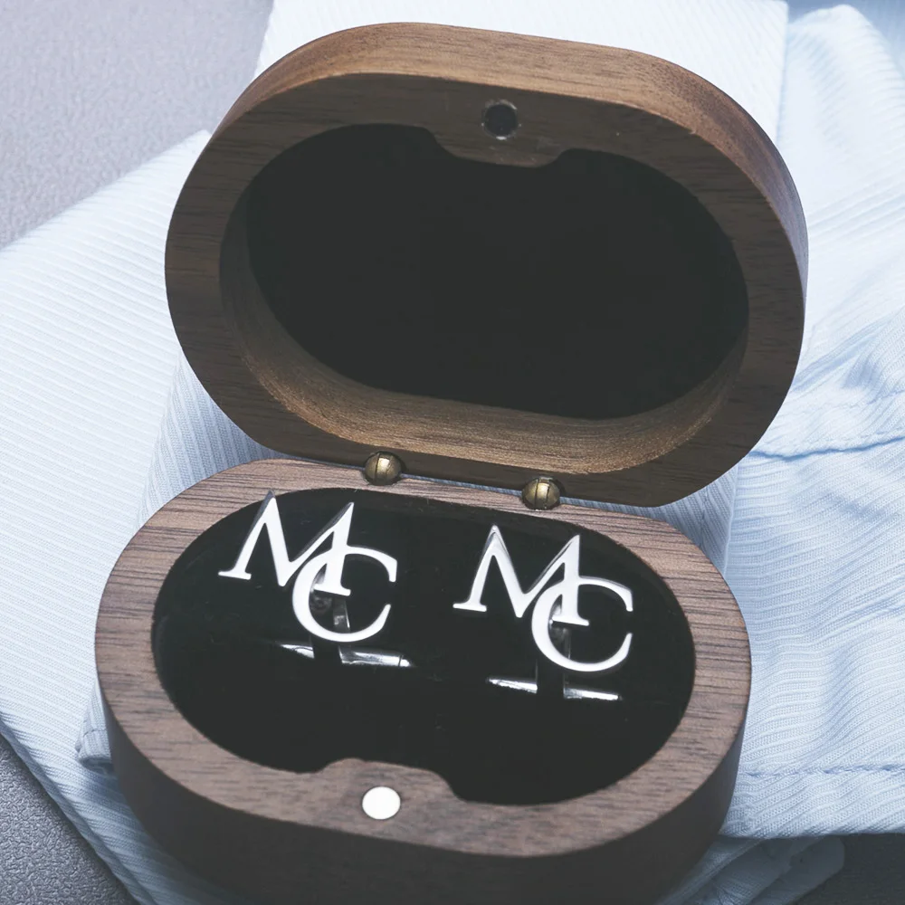 カスタムイニシャルカフス男性用結婚式新郎スーツボタン紳士カフスパーソナライズカフスメンズアクセサリー