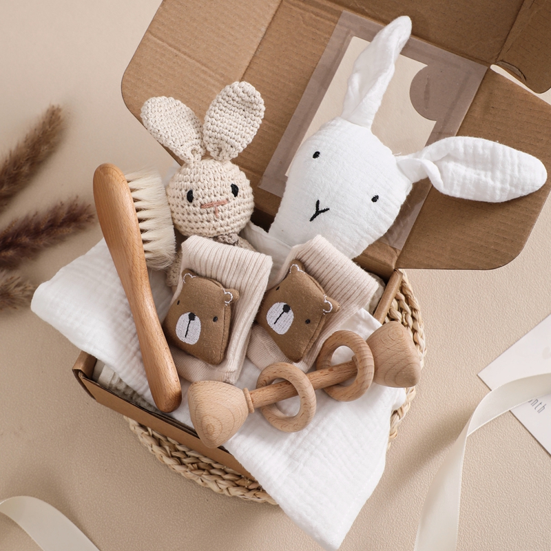 Manta de algodón de doble cara para bebé, juego de baño de 7 piezas para recién nacido, caja de regalo, sonajero de ganchillo de madera, cepillos, pulsera, toalla para regalo de Baby Shower