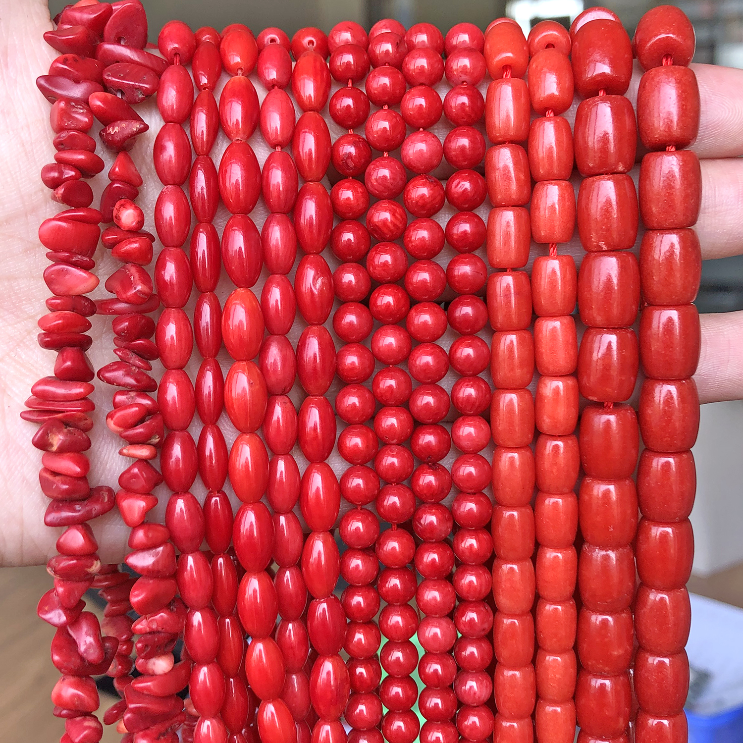 Naturalny czerwony koralowy koralik Nieregularny bęben z wiórkami Okrągłe luźne kamienne koraliki do tworzenia biżuterii DIY Ręcznie robiona bransoletka rzemieślnicza 15 ''