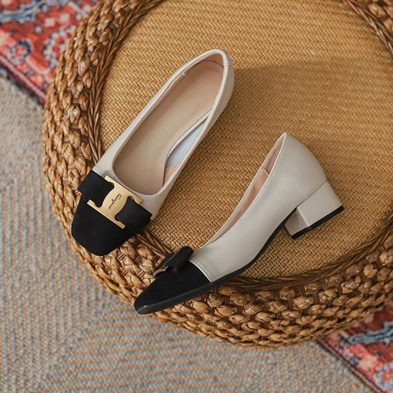 Sepatu Pump Wanita Berujung Persegi dengan Hak Blok, Hiasan Pita Dua Warna & Logam, Sol Lembut Nyaman untuk Kantor dan Santai.
