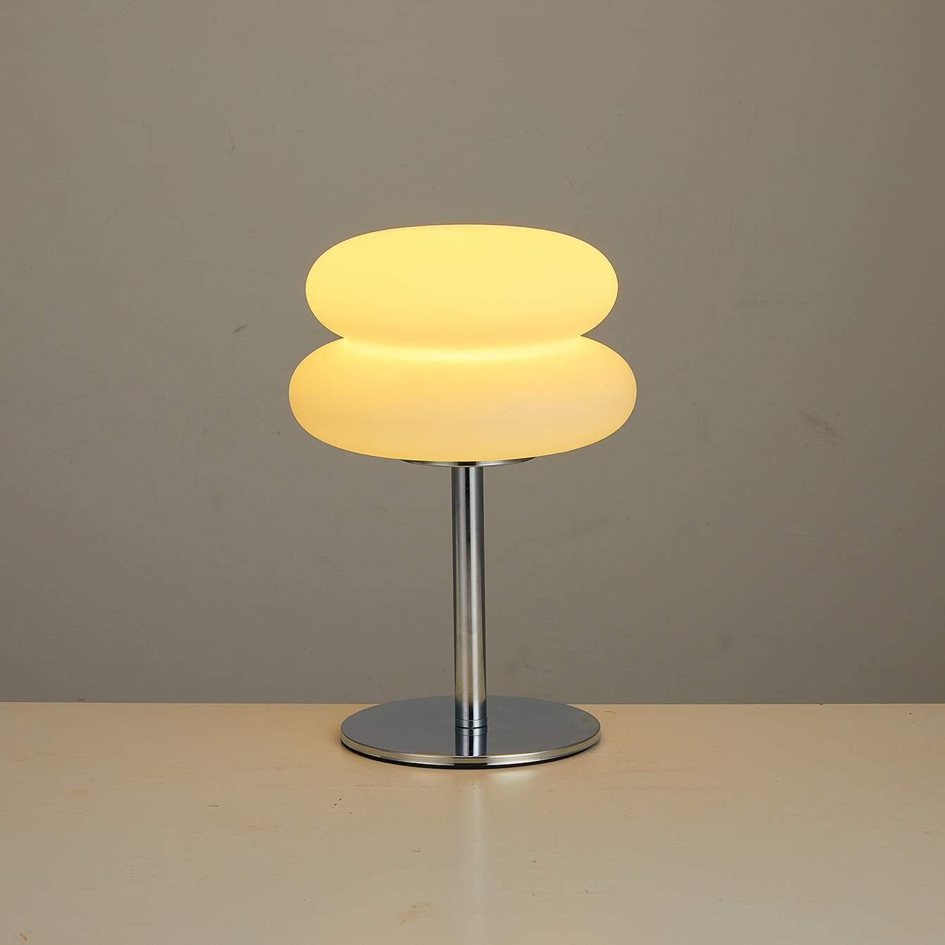 Lampada da tavolo retrò Bauhaus Lampade in plastica Camera da letto Comodino Soggiorno Lampada a fungo nordico Luce ambientale dimmerabile a 9 livelli di luminosità