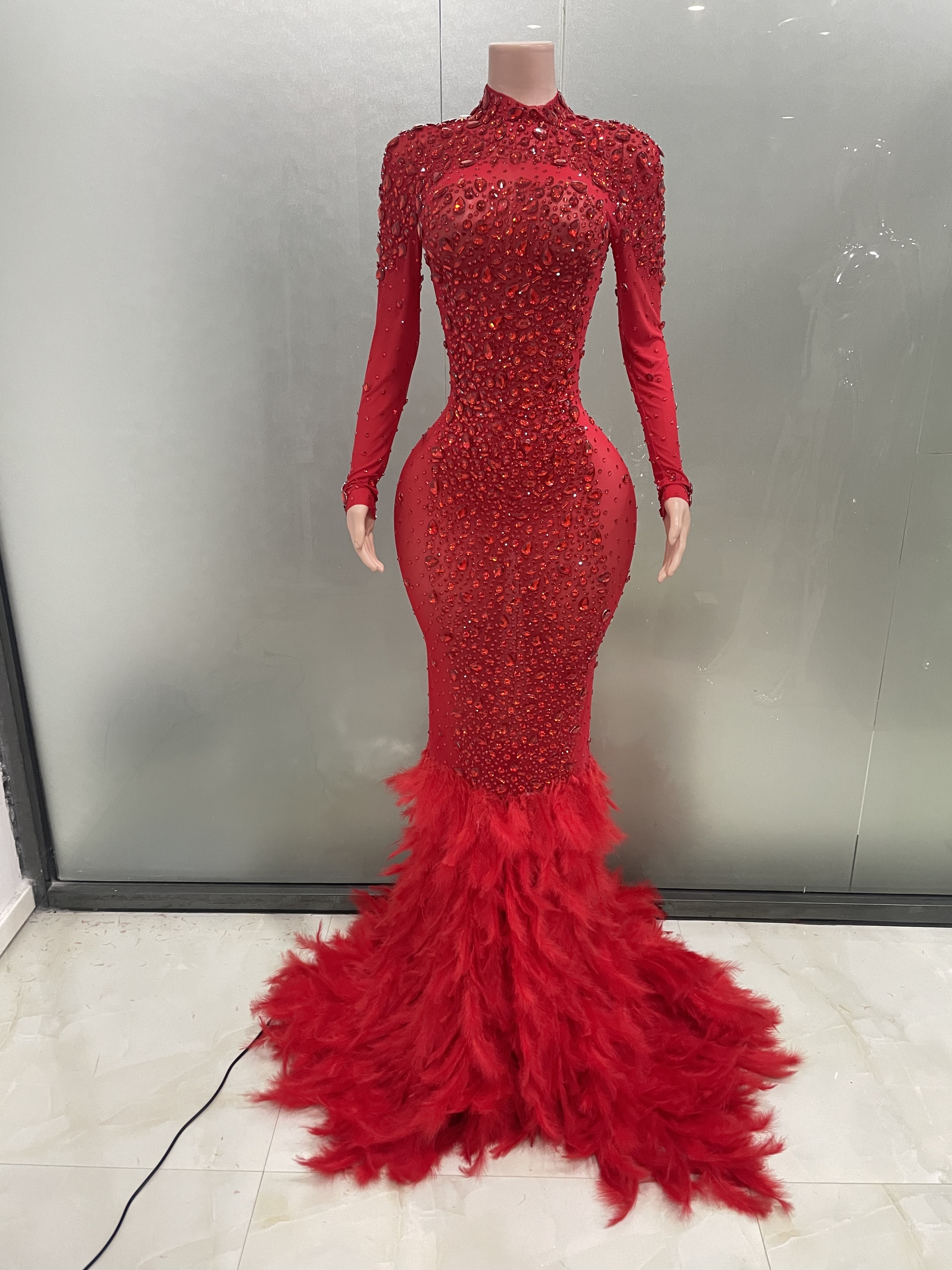 Luxuriöses funkelndes rotes Kristall-Federn-Meerjungfrau-Langarm-Maxikleid für Damen, formelle Anlässe, Hochzeit, Feiern, Party, Abendkleid