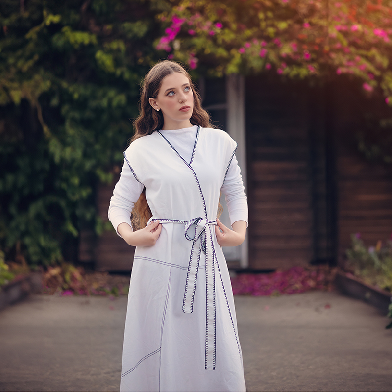 Gaun Maxi Wanita Warna Putih Dengan Jahitan Dekorasi Khusus Kontras Tanpa Lengan Bahan Katun Linen Sabuk Pinggang