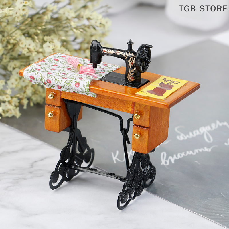 Vintage Miniatur-Nähmaschine mit Stoff für Puppenhaus-Dekoration im Maßstab 1:12