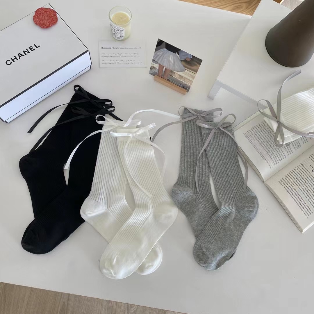 Damen Frühling Sommer weiche Socken neue knochen lose Seitenband Schleife Band vertikal dünn atmungsaktiv Mittel rohr Flor Socke einfache Mode