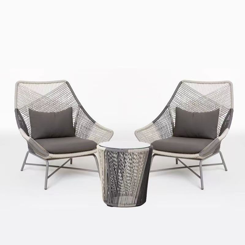 # Стильный комплект садовой мебели из ротанга, подходит для гостиной и использования на открытом воздухе.