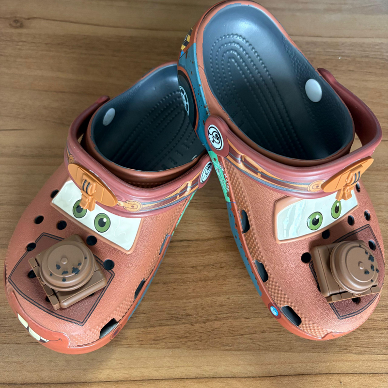 Pantuflas de dibujos animados para adultos Mater, zuecos con personajes de coches, sandalias de playa transpirables antideslizantes para exteriores, zapatos casuales de EVA con orificios para hombre
