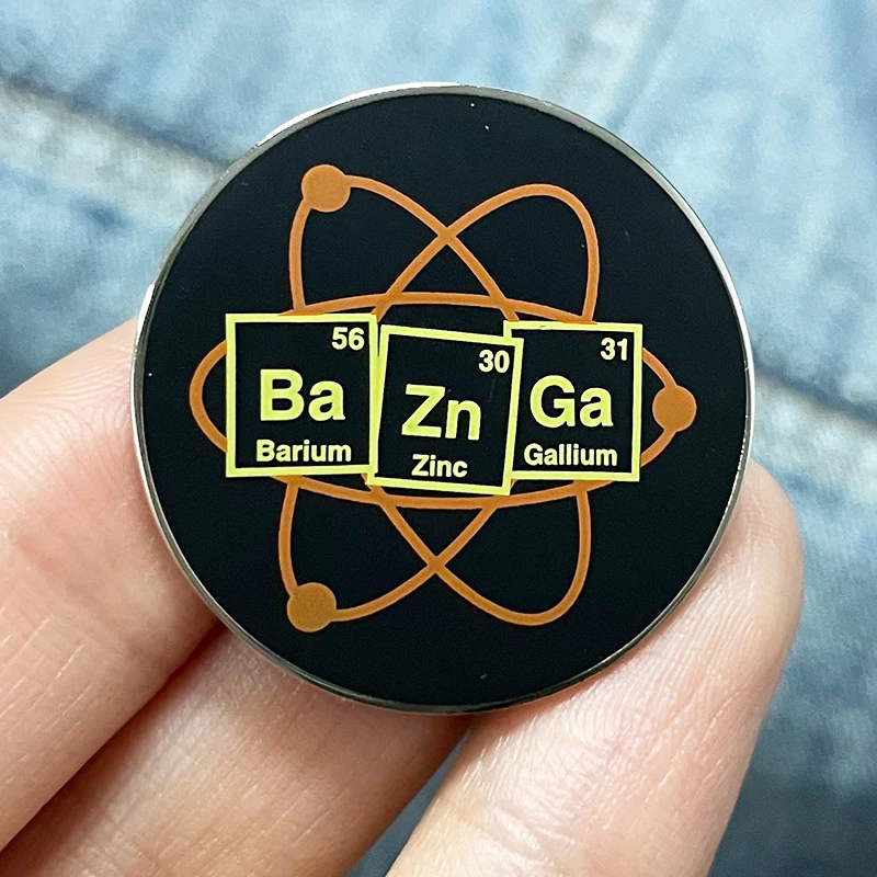 ป้ายสังกะสีแบเรียมแกลเลียม baznga Ba-Zn-GA ตราล้อเลียนทฤษฎีบิ๊กแบงเข็มกลัดเคลือบ