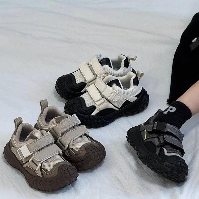 Dziecięce masywne sneakersy 2026 Nowe zimowe buty z bawełnianą wyściółką, zapinane na rzepy, z kolczastą podeszwą z wypustkami, antypoślizgowa podeszwa w stylu opony, styl uliczny dla chłopców i dziewcząt. ​