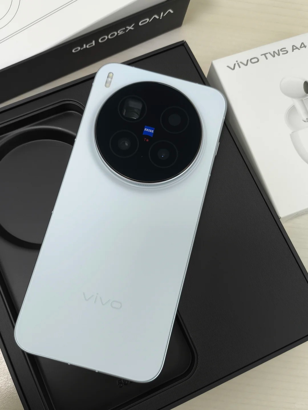 Vivo X300 Pro Procesor Dimensity 9500/3nm, bateria 6510mAh, szybkie ładowanie 90W, 6,78-calowy wyświetlacz AMOLED, teleobiektyw Zeiss 200MP