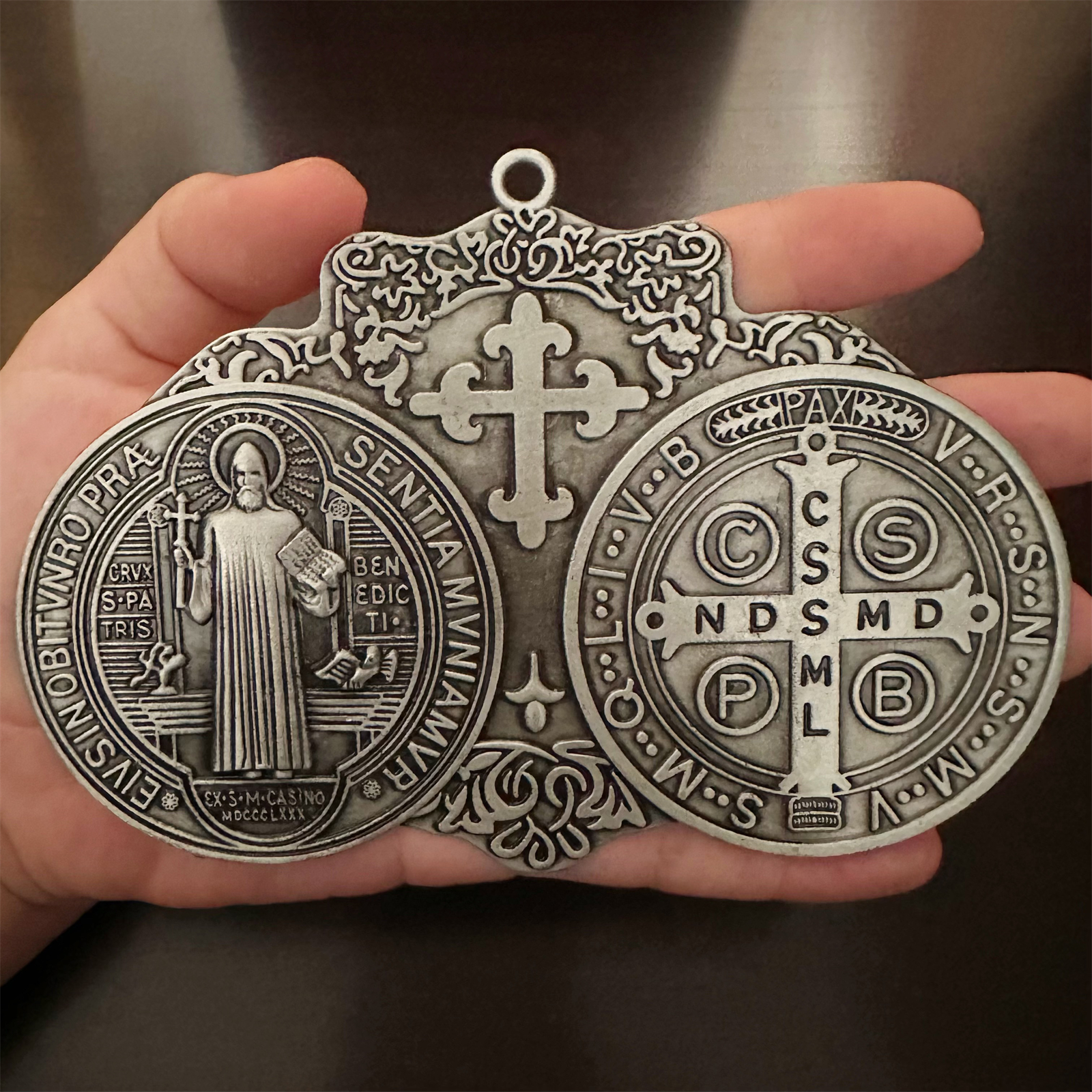 EXTRA GRANDE 5.7X4 POUCES ST BENEDICT CROSS MEDAL VINTAGE finition ton laiton pour l'affichage mural ou du bureau/MEDALLA DE SAN BENITO