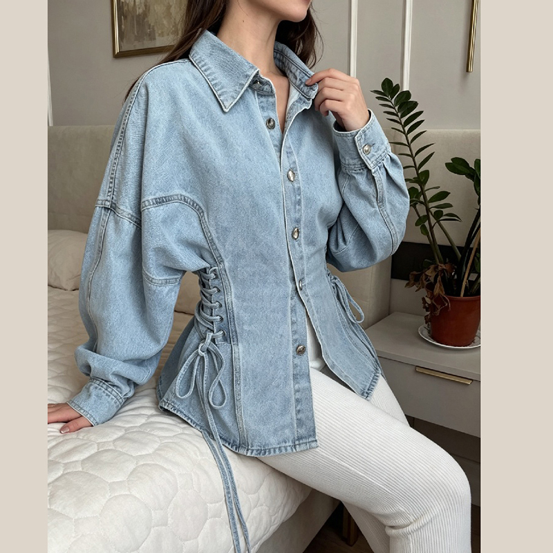 Blusa Elegante da Donna con Collo Halter Senza Maniche, Schiena Aperta e Fibbia Dorata Intrecciata, per Abbigliamento Casual e Formale Estivo, Dettaglio da Ufficio