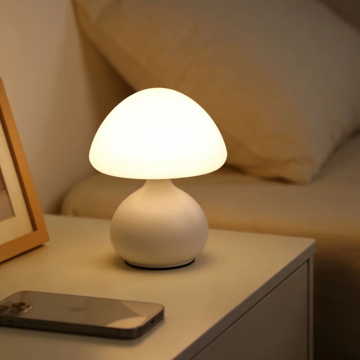 Luminária de mesa moderna minimalista em formato de cogumelo com três cores e dimmer infinito para decoração de ambiente doméstico.