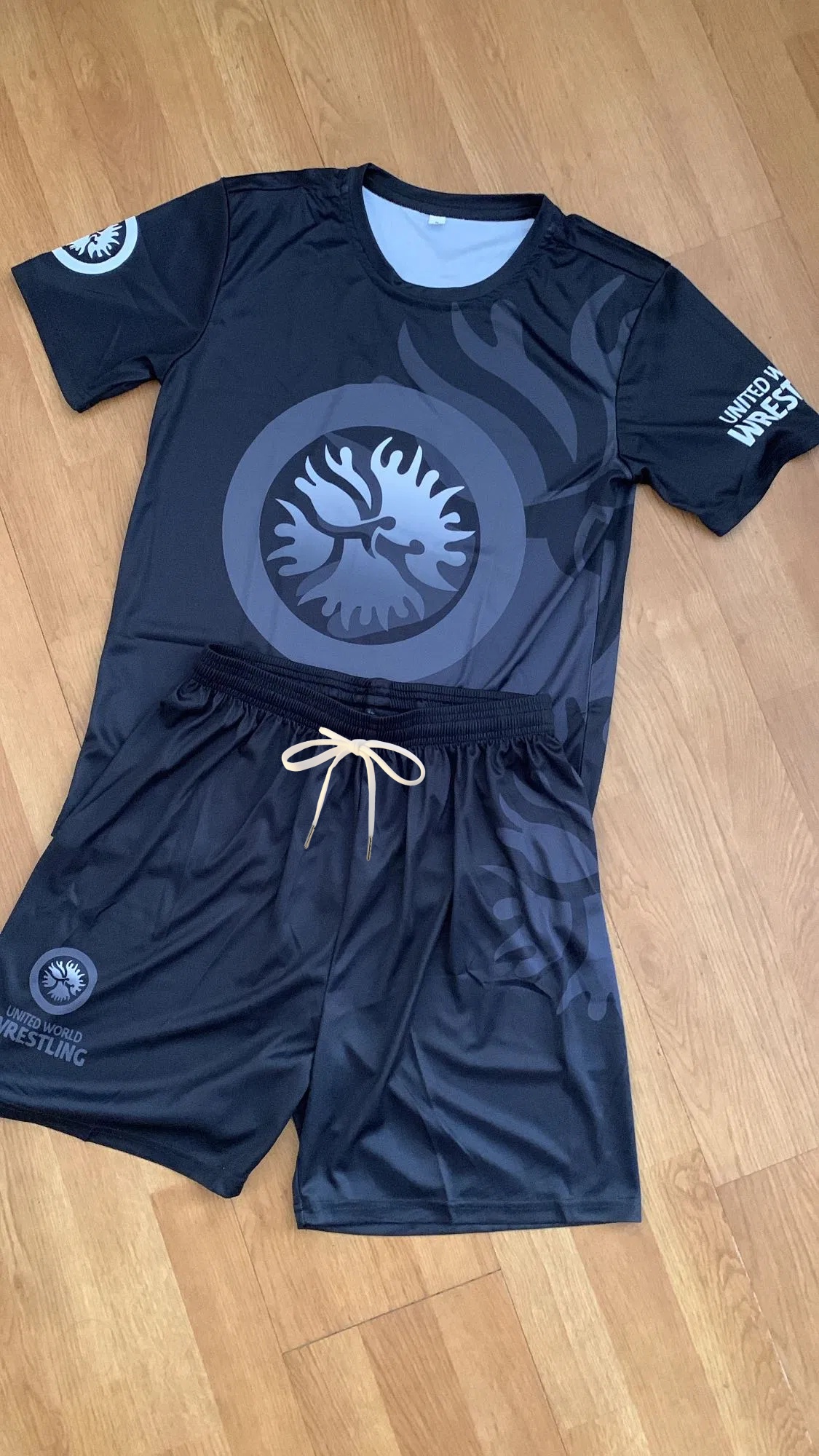 Conjunto de Roupa Esportiva de Verão 2026 Masculino/Infantil United World Wrestling: Camiseta de Manga Curta e Shorts Leves para Treino de Academia e MMA