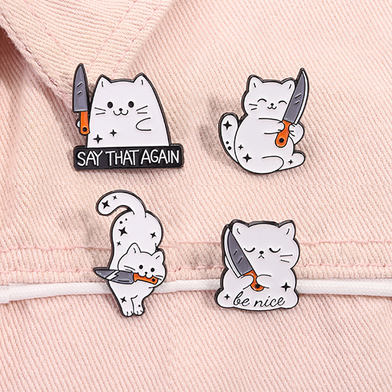 Cartone animato simpatico gatto con un coltello Spilla smaltata Inspirational Be Nice Stay That Again Spille Distintivo da bavero Gioielli Regali per gli amici