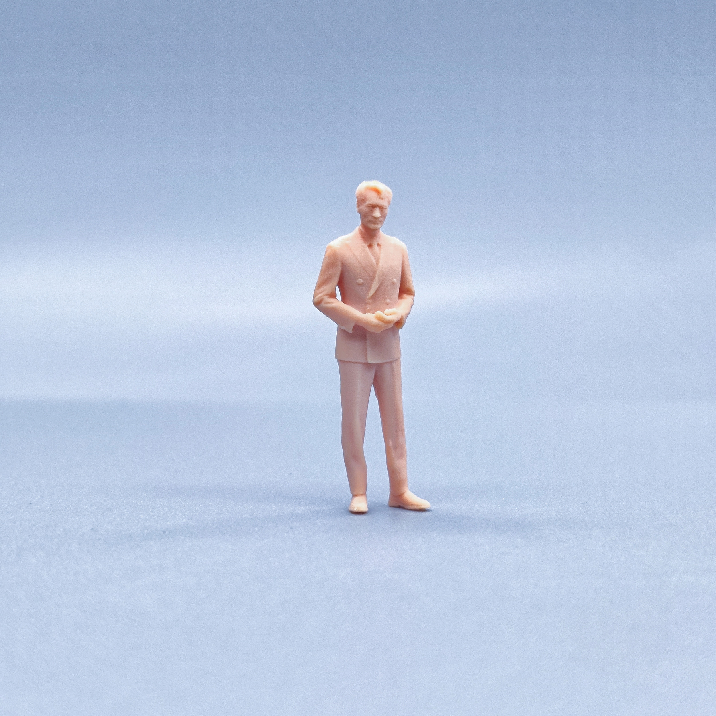 1/64 1/43 Figurines Scale Model ResinA Man in A Suit Touching His Fingers Uncolored Miniatures Diorama Hand-painted V906