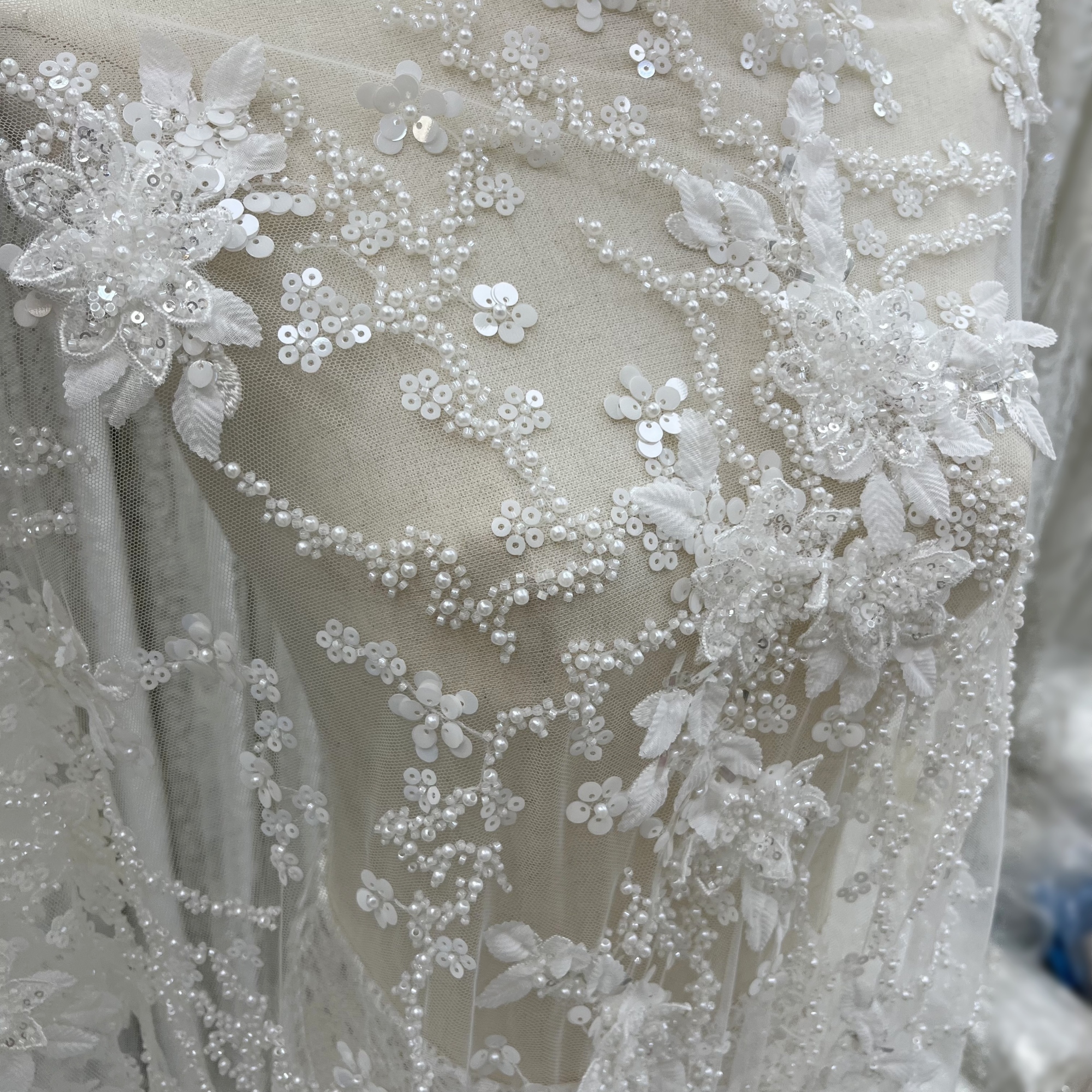 Vestido de novia bordado de encaje con cuentas de lentejuelas y flores tridimensionales hechas a mano de lujo de alta calidad telas de alta calidad