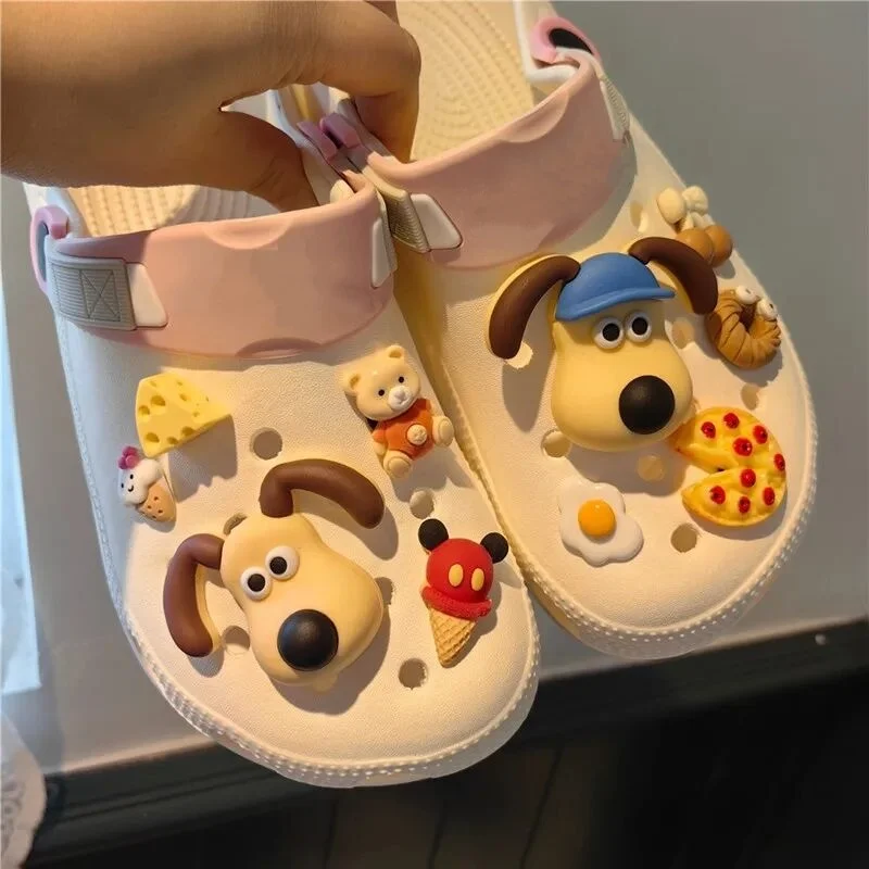 Set di ciondoli per scarpe con foro fai-da-te Simpatico cartone animato fatto a mano di design di qualità Decorazioni per scarpe da giardino Regalo per ragazze