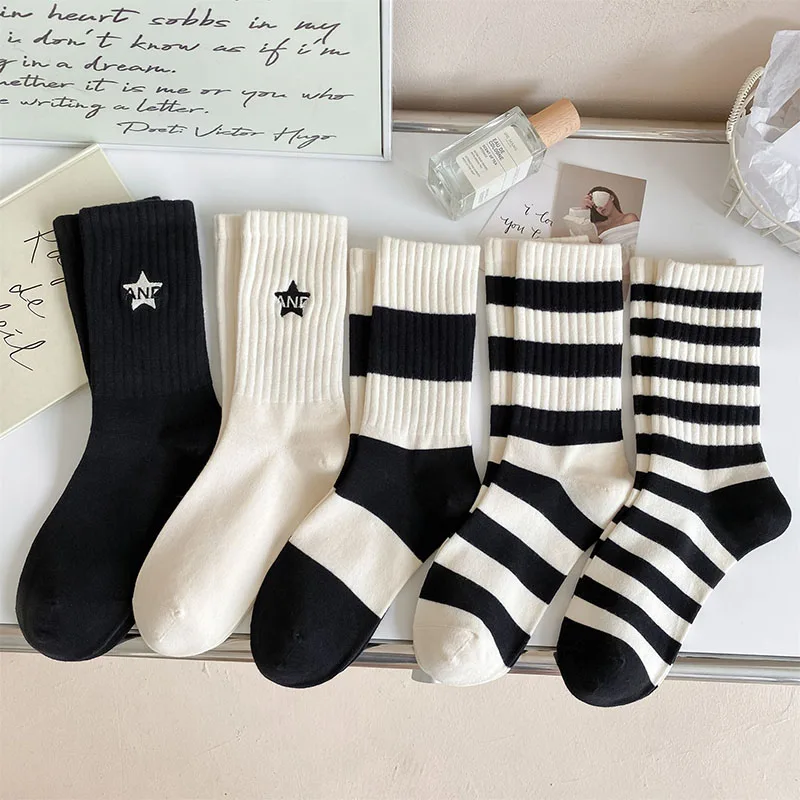 5 paires de chaussettes rayées noires et blanches pour femmes, chaussettes douces à la mode pour filles, bas mi-longs, Mini chaussettes d'équipage Kawaii