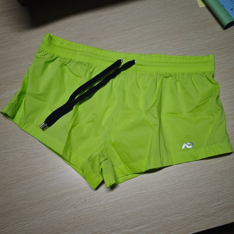 2026 Neue Badehosen für Herren, klassische einfarbige, schnelltrocknende, niedrig geschnittene Strandhosen, Herren-Sportshorts BS306