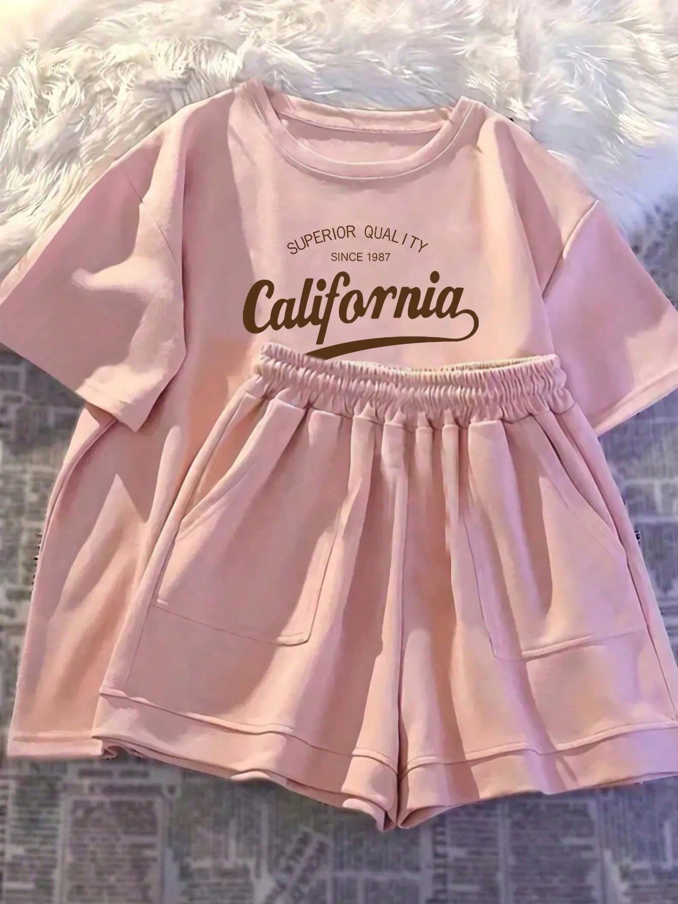 Conjunto de verão para meninas, camiseta de manga curta combinada com shorts casuais, design elegante, adequado para atividades ao ar livre.