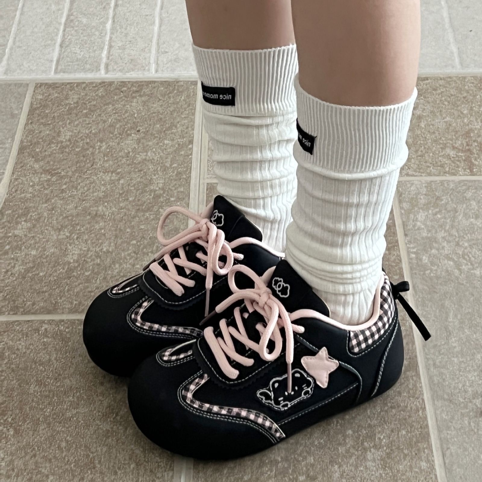 Frühling und Herbst Elegante Schnürung Runde Zehen Sexy Sport- und Freizeitschuhe Modische meistverkaufte neue bequeme Damenschuhe