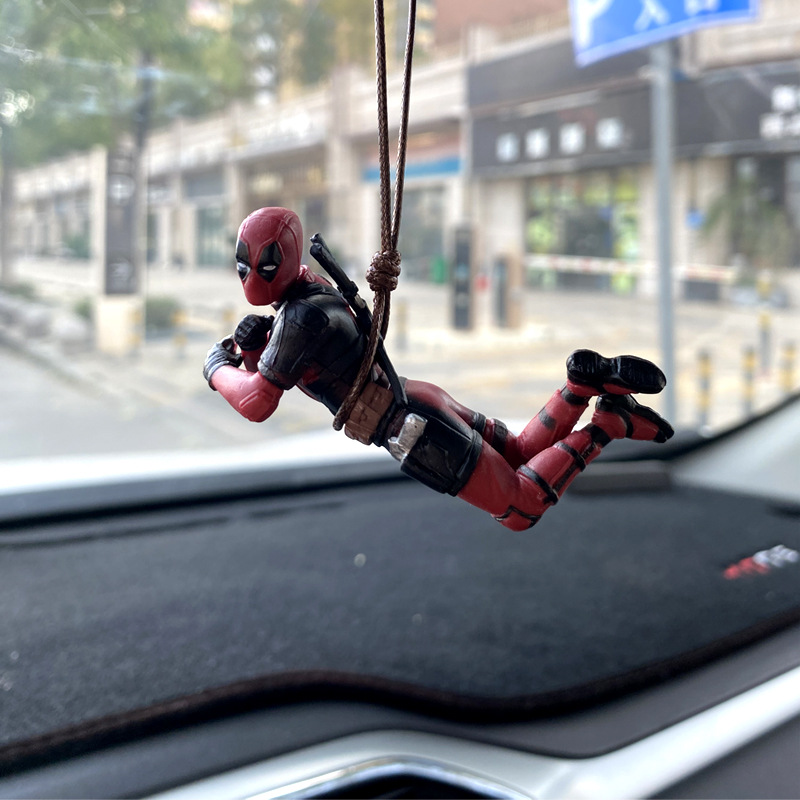 ホットトイズマーベルアベンジャーズアニメフィギュアデッドプールモデル装飾自動バックミラーぶら下げペンダント車のインテリア装飾品ギフト