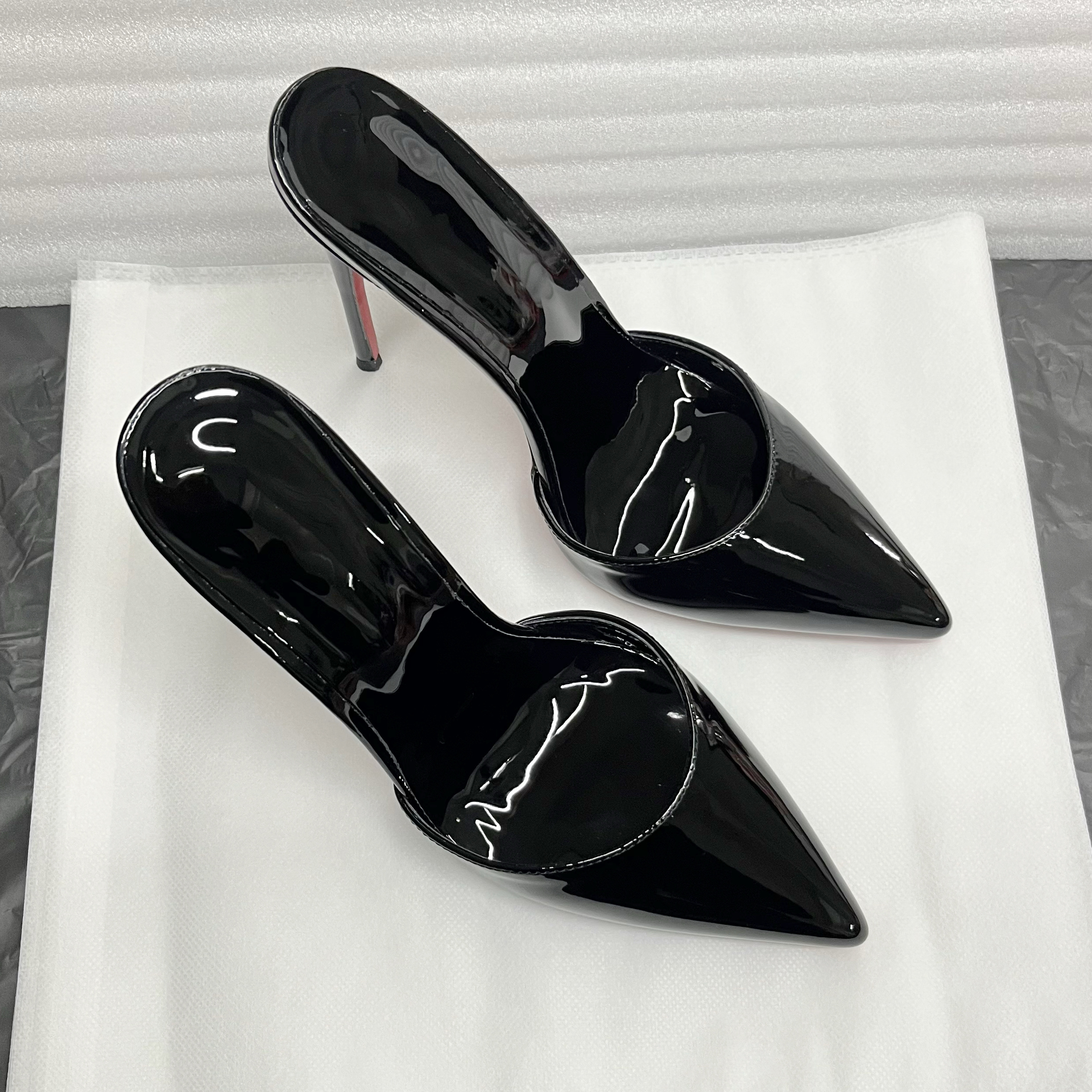 Sommerliche schwarze Lackleder-High-Heels mit spitzer Zehenpartie, flachem Ausschnitt, dünnen Absätzen, sexy, vielseitige Übergrößen-Slipper für den lässigen Look
